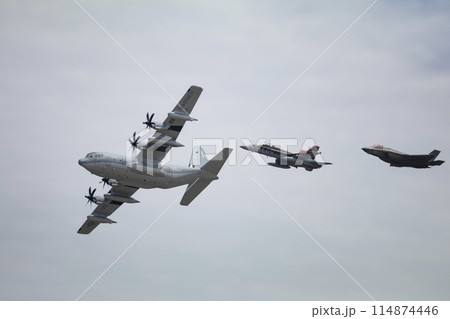 輸送機と戦闘機の編隊飛行 輸送機と戦闘機の編隊飛行 114874446