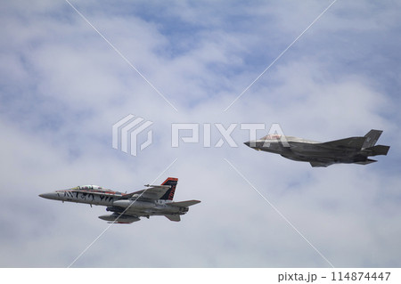 空を飛ぶ戦闘機 空を飛ぶ戦闘機 114874447