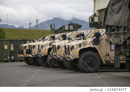 並べられてた軍用車両 114874477