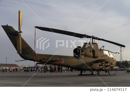 夕日を浴びたAH-1Sコブラ 114874517