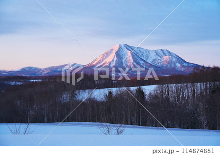 冬の北海道虻田郡京極町 望羊の丘から朝日を浴びる尻別岳を臨む 冬の北海道虻田郡京極町 望羊の丘から朝日を浴びる尻別岳を臨む 114874881
