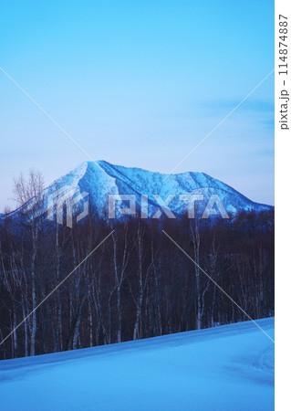 冬の北海道虻田郡京極町　望羊の丘から朝日を浴びる尻別岳を臨む 114874887