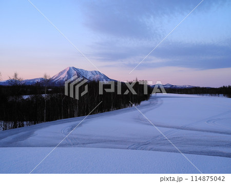 冬の北海道虻田郡京極町 望羊の丘から朝日を浴びる尻別岳を臨む 冬の北海道虻田郡京極町 望羊の丘から朝日を浴びる尻別岳を臨む 114875042