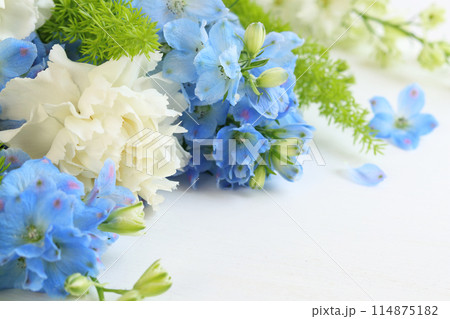 白とブルーの花束 114875182