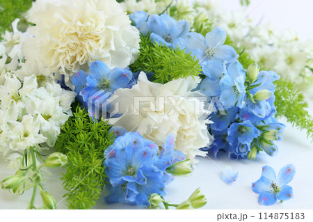 白とブルーの花束 114875183