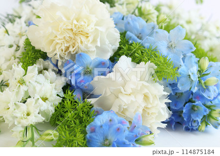 白とブルーの花束 114875184