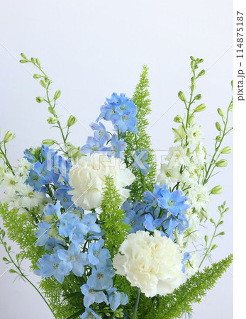 白とブルーの花束 114875187