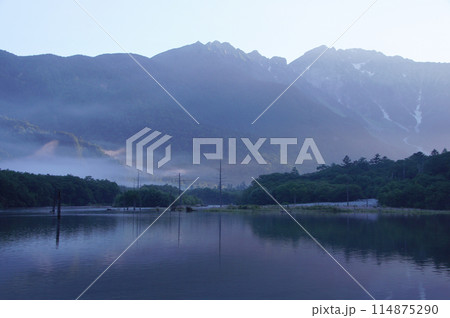 上高地の早朝、朝靄に包まれた大正池の幻想風景 114875290