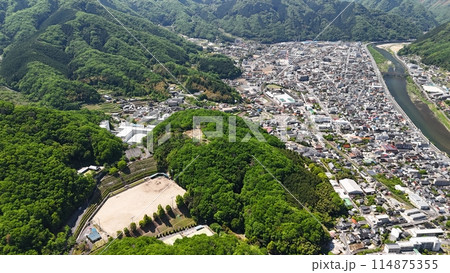 岡山県高梁市_臥牛山山頂より【市街地】ドローン空撮_OTC_No06 岡山県高梁市_臥牛山山頂より【市街地】ドローン空撮_OTC_No06 114875355