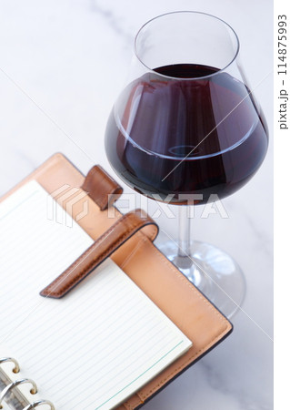 赤ワインを飲みながら、リング式のシステム手帳に日記をつける 赤ワインを飲みながら、リング式のシステム手帳に日記をつける 114875993