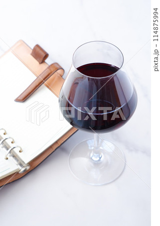 赤ワインを飲みながら、リング式のシステム手帳に日記をつける 114875994