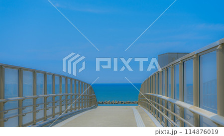 夏!紺碧の海へ続くアーチ橋 夏!紺碧の海へ続くアーチ橋 114876019