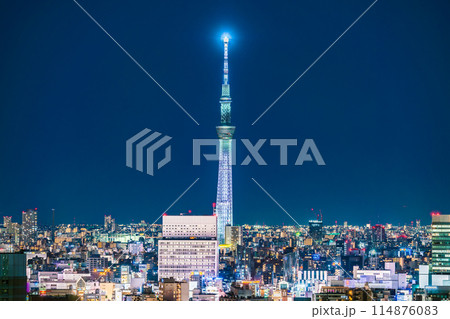 【東京都】夜の東京スカイツリーと周辺の街並み 114876083