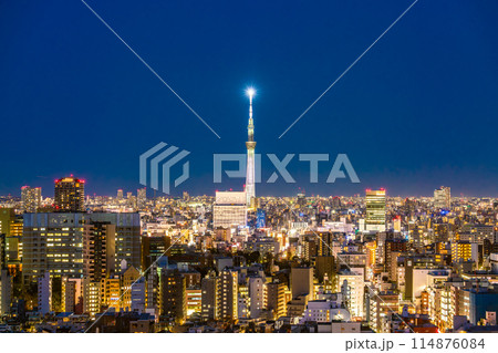 【東京都】夜の東京スカイツリーと周辺の街並み 114876084