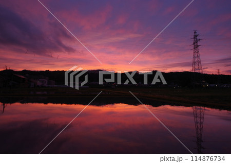 水田に映る夕焼け 南魚沼市にて 114876734