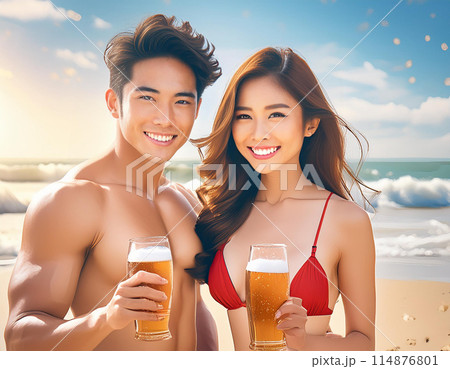 海でビールを飲むカップル 114876801