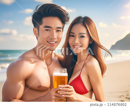 海でビールを飲むカップル 114876802