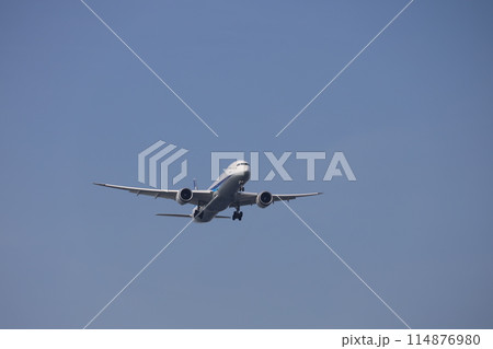 着陸する飛行機 着陸する飛行機 114876980