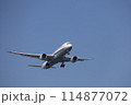 着陸する飛行機 114877072