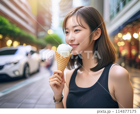 暑いのでソフトクリームを食べる女性 114877175
