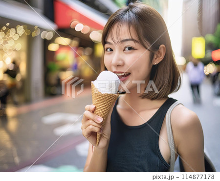 暑いのでソフトクリームを食べる女性 114877178