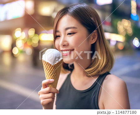 暑いのでソフトクリームを食べる女性 114877180