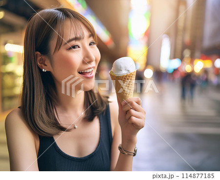 暑いのでソフトクリームを食べる女性 114877185