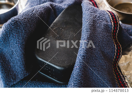 メスティンをひっくり返してタオルで巻く 114878013