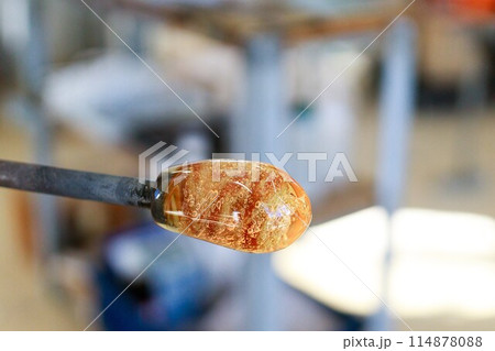 吹きガラスの制作風景 114878088