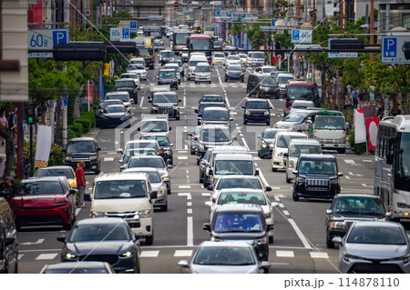 通勤ラッシュで渋滞する幹線道路 114878110