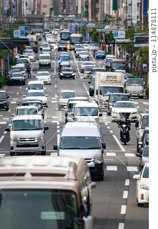 通勤ラッシュで渋滞する幹線道路 114878111