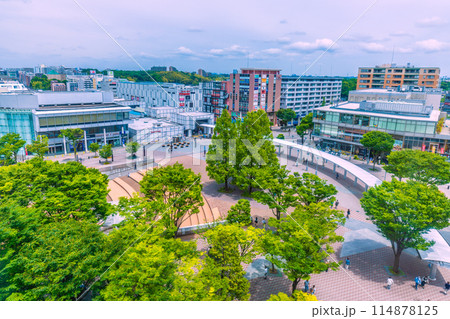 日本の横浜都市景観 新緑に染まる地下鉄　センター南駅前などを望む＝5月23日 114878125