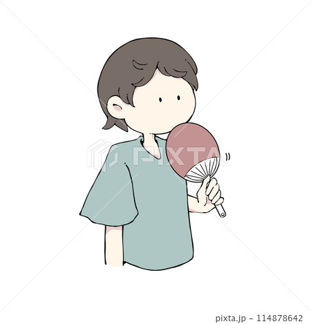 うちわで自分を扇ぐ男の子 114878642