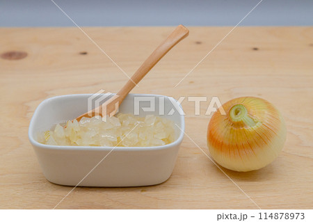 酢玉ねぎと生の玉葱 四角の皿に入った酢玉ねぎと木のスプーン 酢玉ねぎと生の玉葱 四角の皿に入った酢玉ねぎと木のスプーン 114878973