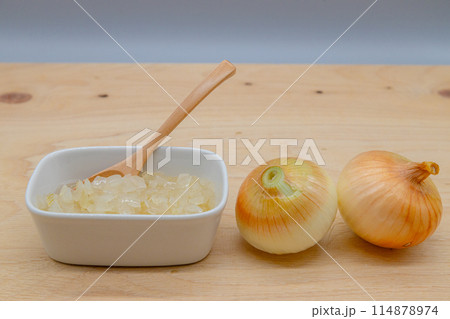 酢玉ねぎと生の玉葱 酢玉ねぎと生の玉葱 114878974