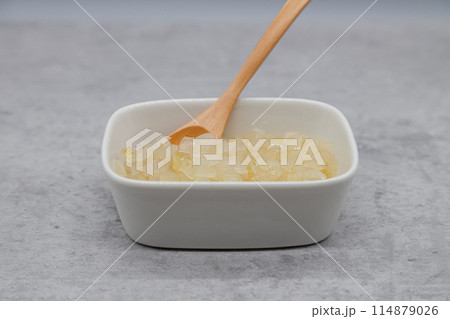 コンクリートの上のみじん切りの酢玉ねぎ 114879026