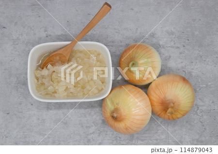 マリネした玉葱と生の玉葱 健康に良い酢玉ねぎ マリネした玉葱と生の玉葱 健康に良い酢玉ねぎ 114879043