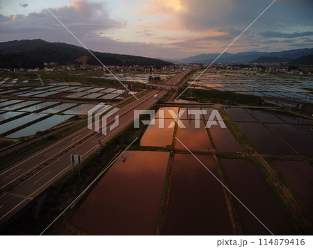 水田に映る夕焼け 南魚沼市にて 空撮 114879416
