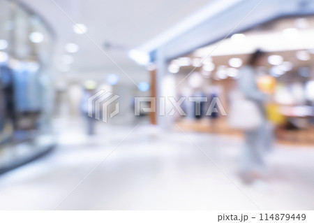 繁華街の背景ぼかし 114879449