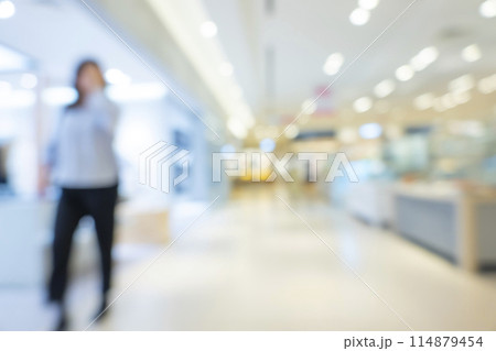 繁華街の背景ぼかし 114879454