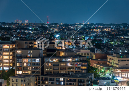 閑静な住宅街の夜景 114879465