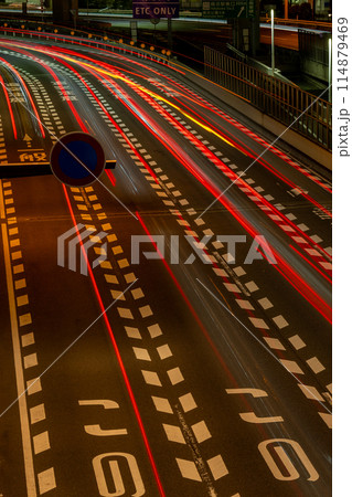 高速道路を通る車の夜景イメージ 高速道路を通る車の夜景イメージ 114879469