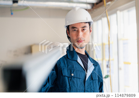 現場に資材を搬入する大工さん 現場に資材を搬入する大工さん 114879809