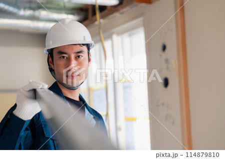 現場に資材を搬入する大工さん 114879810