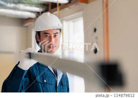 現場に資材を搬入する大工さん 現場に資材を搬入する大工さん 114879812