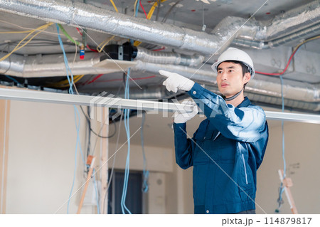 現場に資材を搬入する大工さん 現場に資材を搬入する大工さん 114879817