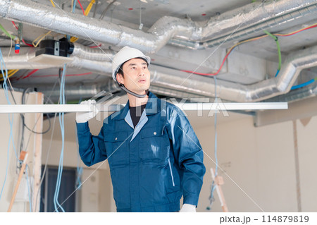 現場に資材を搬入する大工さん 現場に資材を搬入する大工さん 114879819