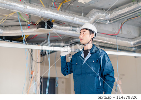 現場に資材を搬入する大工さん 114879820