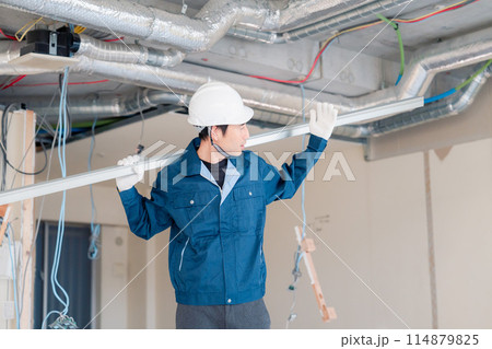 現場に資材を搬入する大工さん 現場に資材を搬入する大工さん 114879825