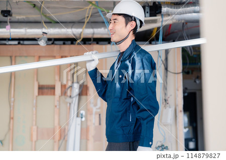 現場に資材を搬入する大工さん 114879827